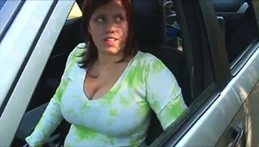 Rondborstige boobiekat auto pijpbeurt door raam