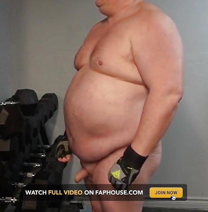 Ursă dolofană musculoasă se lucrează