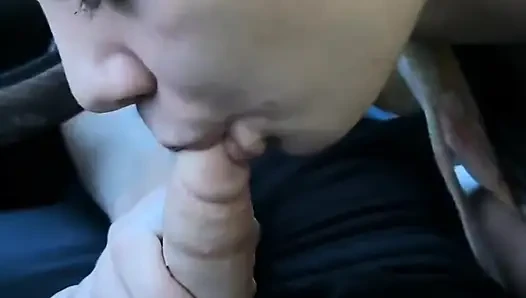 Sürtük genç eski kız arkadaş arabada kalın yarağı gırtlağına kadar alıyor!