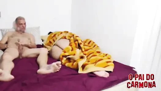 Üvey kızım poposunu dışarı çıkardı, ben penisini uzattım