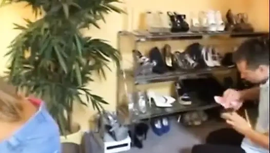 Blondes schätzchen liebt es, ihren sklaven zu bestrafen