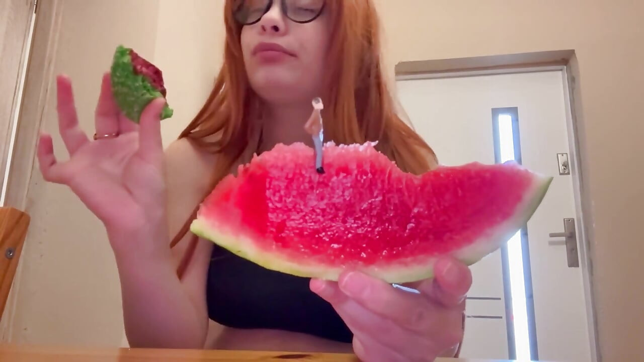 Jätte styvsyster äter vattenmelon och liten styvbror tittar på henne äta vattenmelon utsökt sedan jättinna styvsyster