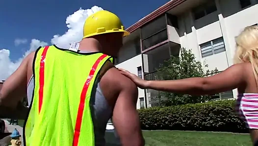 Kontol besar raksasa untuk pelacur kecil