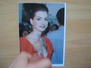Anne Hathaway sperma eerbetoon (rode jurk decolleté)