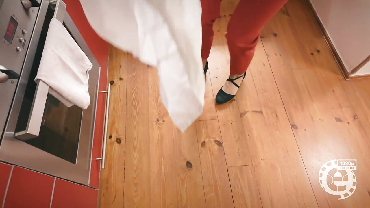 Housewife Joana Intense Blows off the Craftsman