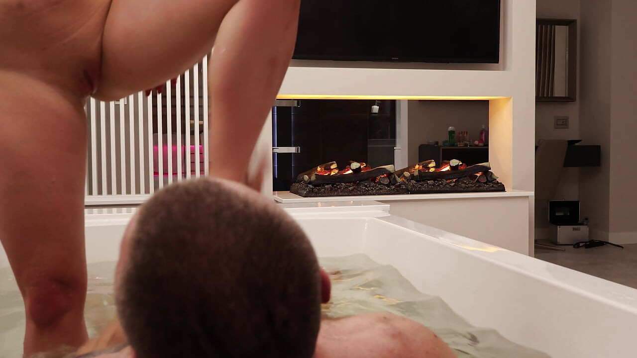 Zadirkujem ga u jacuzziju dok mi se ne može suprotstaviti - prava strast za parom
