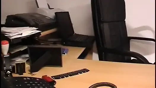 Esmer kaltak bakış açısıyla amını derinden oynuyor