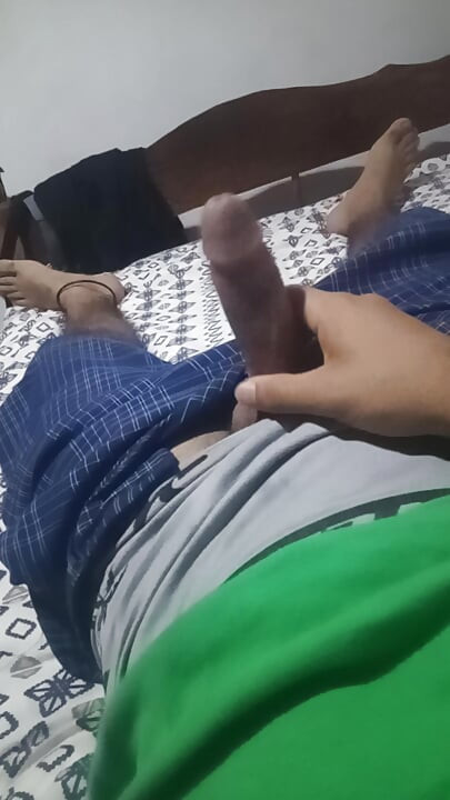 Lelaki bermain-main melancap semasa ibu tirinya bermain di bilik lain