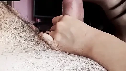 Istriku lagi asik nyepong kontolku pakai lipstik merahnya yang nakal
