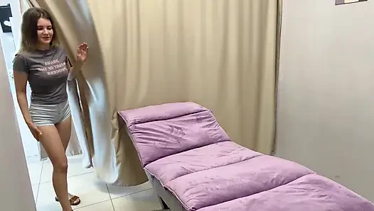 Der proktologe untersuchte mich tief mit seinem schwanz