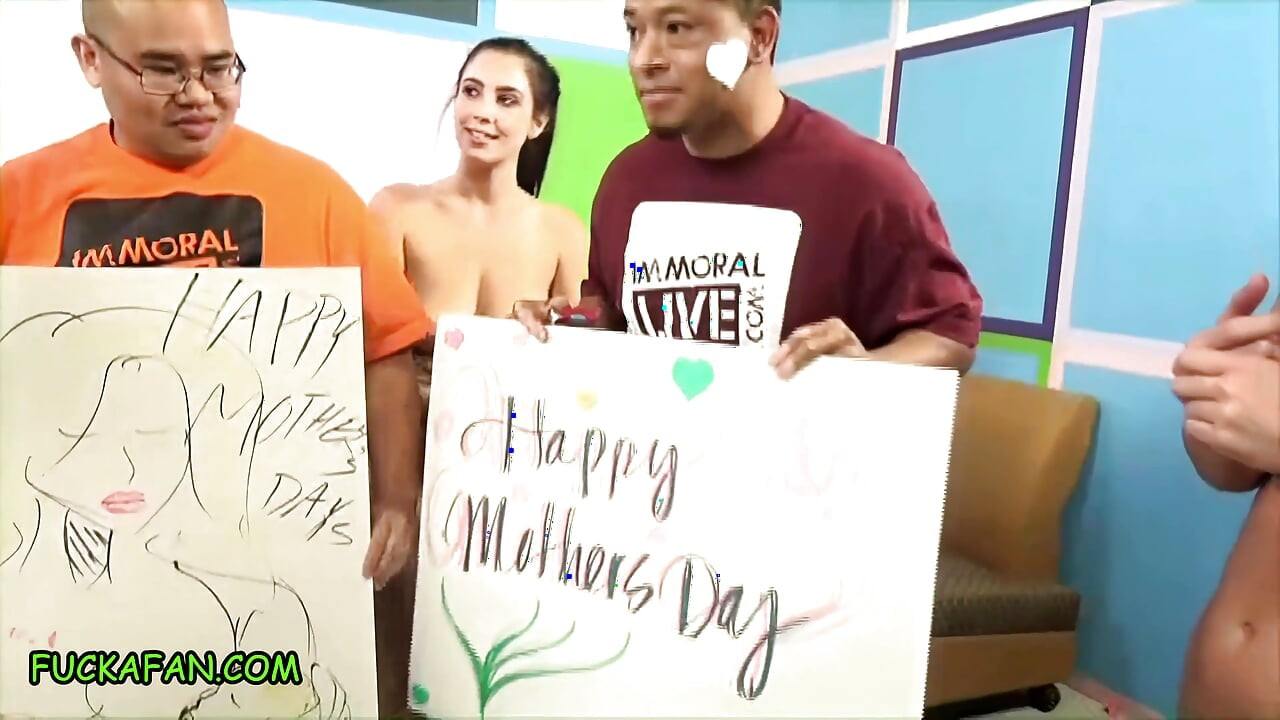 Joder un fan: ¡el arquero gana el sexo con cuatro estrellas porno de culonas en el día de la madre!