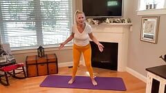 Dani d si wanita dewasa lagi latihan yoga di peregangan #3 (legging kuning dan kuku warna pink)