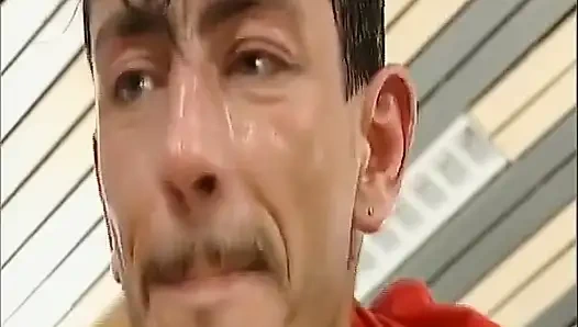 Sarışın Alman genç erkek avcısı oyuncak kullanıyor ve klasik ffm üçlü grup sekste paylaşılıyor