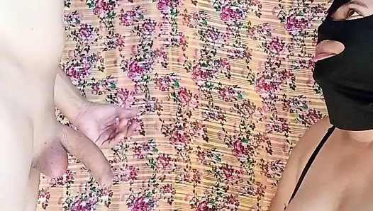 Hintli azgın anne gırtlağına kadar alıyor ve götünü sert sikiyor