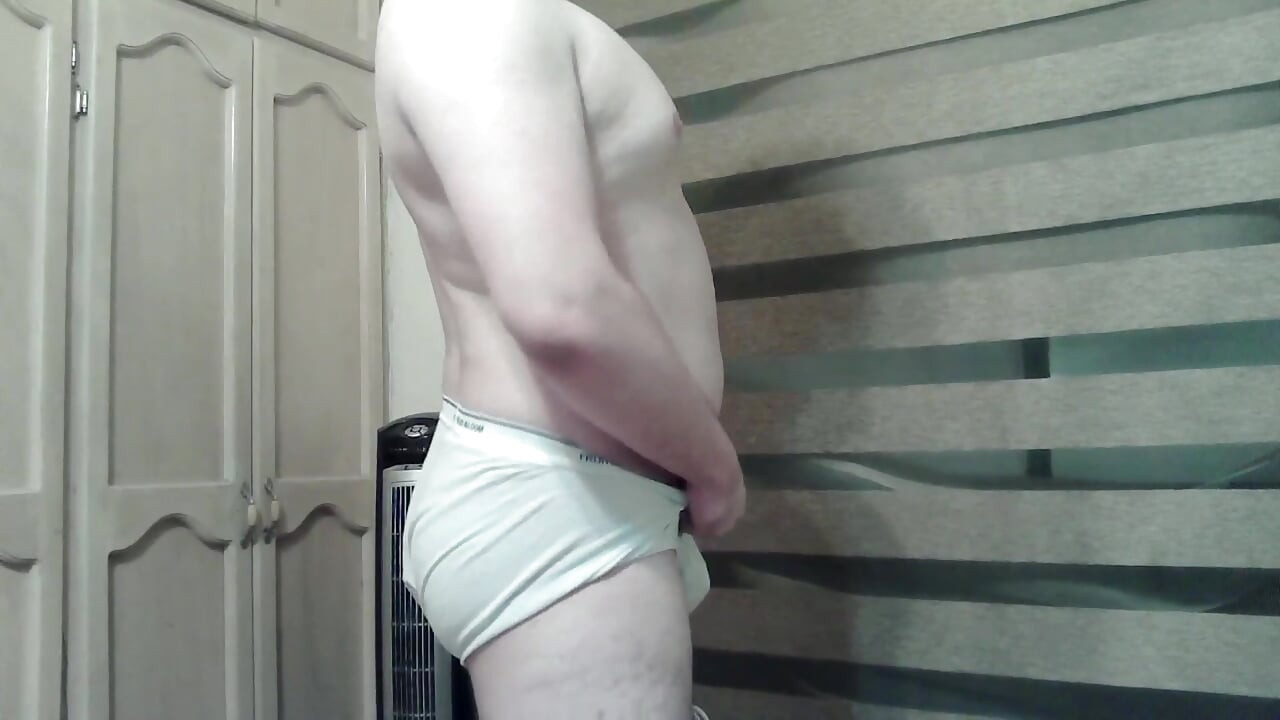 Hot muscular stud shows off and dances