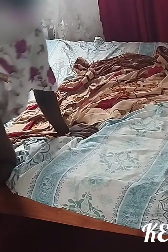Echte Afrika eigengemaakte koppels die naakt plezier hebben in bed