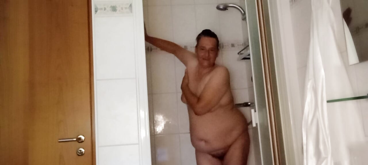 BBW Shower Tease – Watch Me Get Wet & Soapy