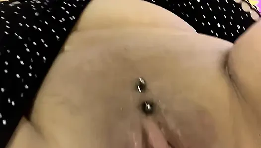Seorang MILF BBW yang seksi dan gemuk masturbasi vaginanya yang basah hingga orgasme dengan jari-jarinya dan dildo sialan