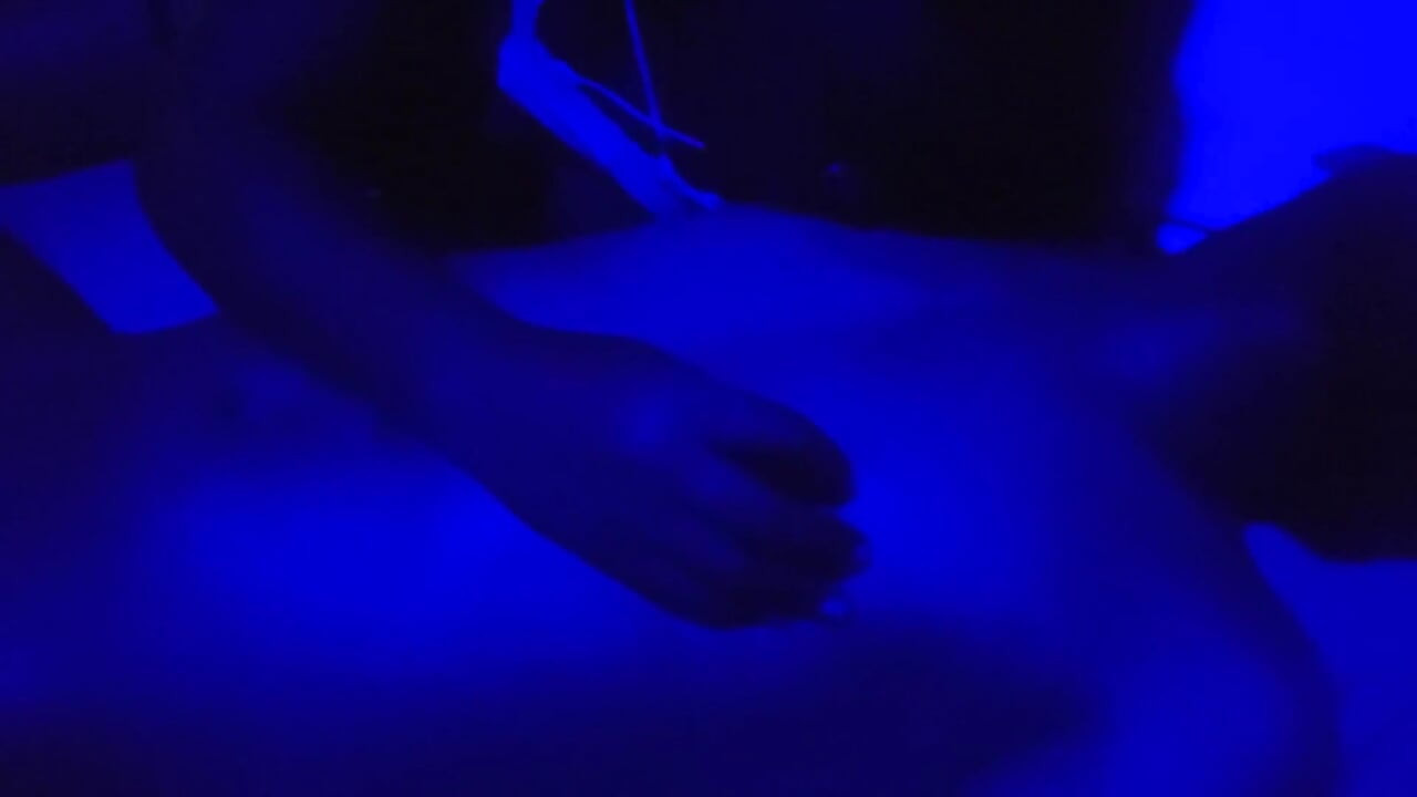 הוא לוקח את אשתו לענן אחר