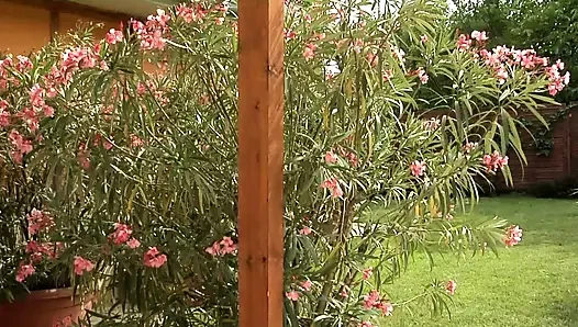 Sarışın sürtük sert büyük yarak emmeyi ve onları boşaltmayı seviyor