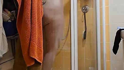 Büyük yumuşak doğal memeli ve büyük götlü sevimli iri güzel evli kadın duş alıyor