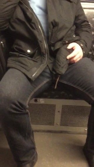 Noch ein Papi wölbt sich in der U-Bahn in Berlin - Deutschland