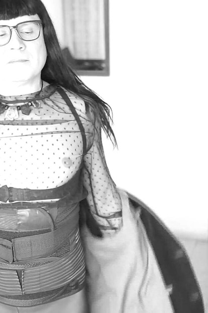 完璧な女性は散歩に出かける準備ができています。
