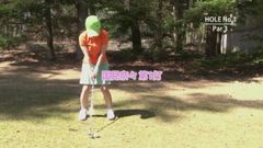 Dziwka golfowa jest dokuczana i śmietana przez dwóch facetów