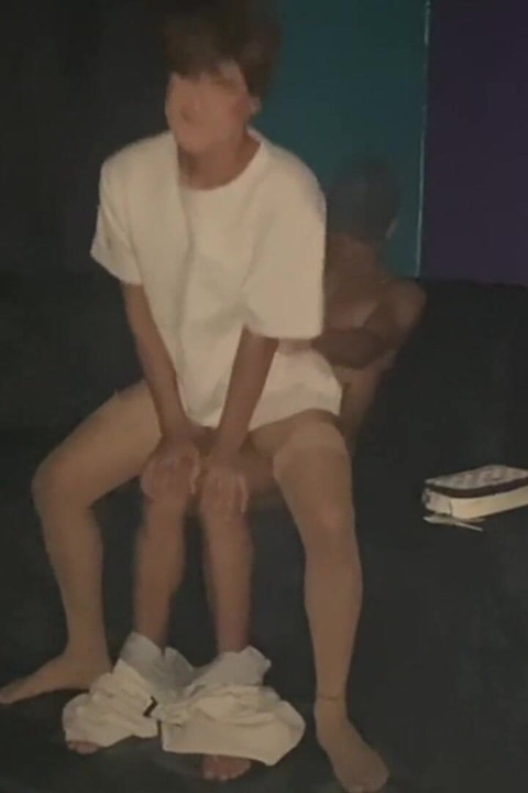 Femboy Evde Yalnız Ve Grindr'da Tanıştığı Adamı Arıyor