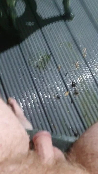 Aku terpaksa membocorkan kakiku di atas dek