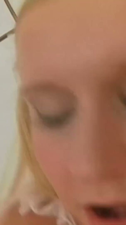 Das blonde Titten Teen hart gebumst | Clip 2
