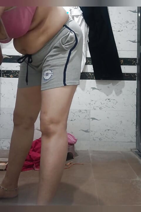 Priya Bhabi - exercício quente de corpo aberto no banheiro