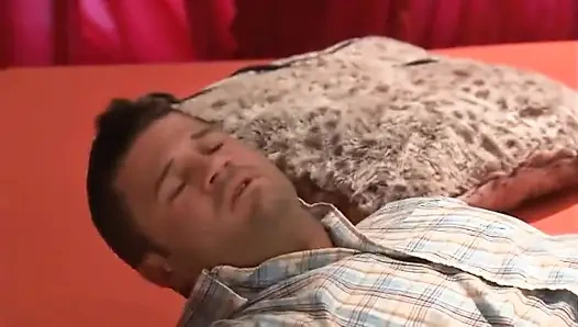 Lena disetubuhi oleh muscleman