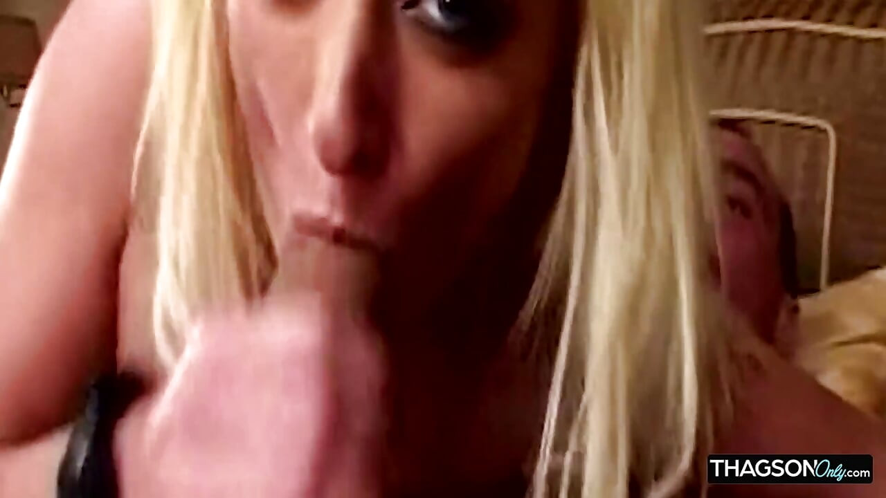 Prolapsul de trandafir al unei mame sexy blonde picurând după anal intens