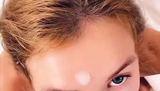 Голая крошка проснулась с хуем в киске и получила утреннюю сперму на симпатичное лицо (видео от первого лица)