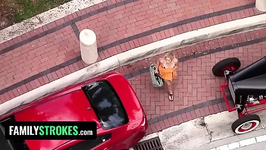 Familystrokes - ateşli aygır paketinden etkilenen seksi sarışın kadın sakso çekmek için dizlerinin üstüne düşüyor
