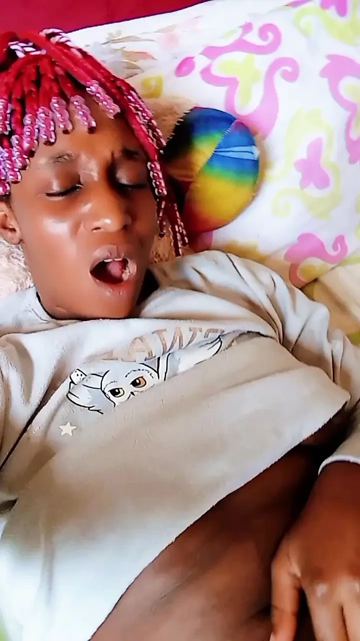 早上的自慰以大声的高潮结束。我抚摸我紧致的阴户