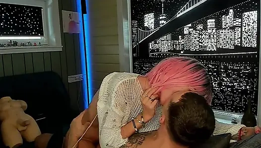 Моя подруга обожает, когда я кончаю в ее киску после хорошей скачки на стуле