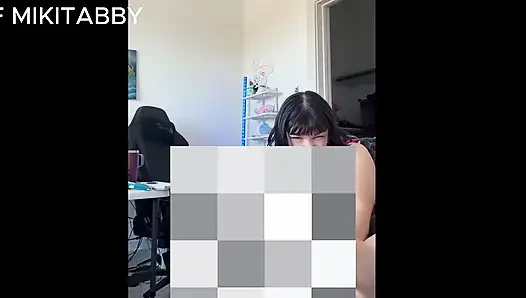 SEVIMLI KıZ MIKI'NIN EMIYOR VE BINIYOR