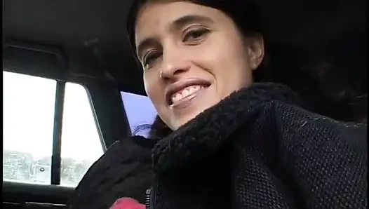 Mastürbasyon yapan genç kız açık havada işemek için arabadan çıkıyor