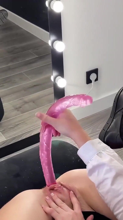 오르가즘을 위해 좋아하는 섹스 토이와 핑거링 보지를 가지고 노는 보짓물 가득한 엉덩이의 핫한 학생 | 클립 3