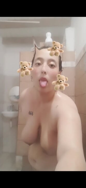 Una gordibuena bañándose en este frío