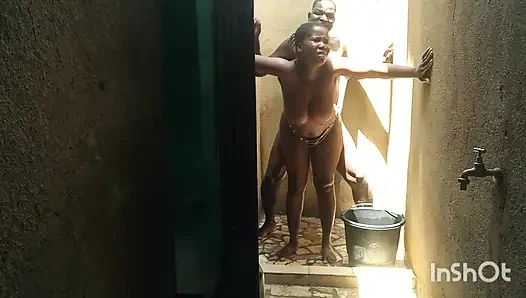 Jeannette, дези пригласила меня в душ, чтобы заняться любовью с ним незаметно