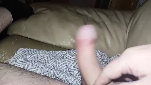 Yarağımla oynuyorum, oynamak ve hol gibi ıslak bir rüya görmek çok iyi