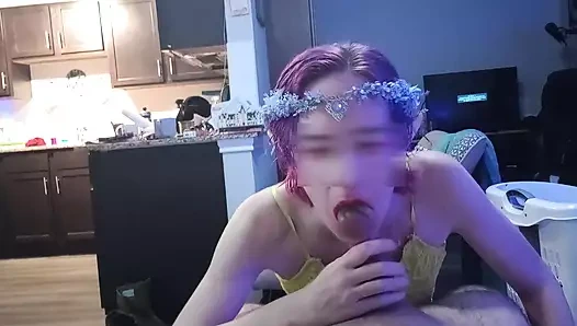 Сексуальная кибер-эльфа делает удивительный минет, трахается и жестко доминирует большой член, и получает кримпай (крупным планом, в видео от первого лица)