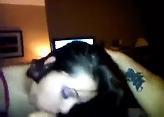 Отсасывает большой хуй в любительском видео, но не может с этим справиться