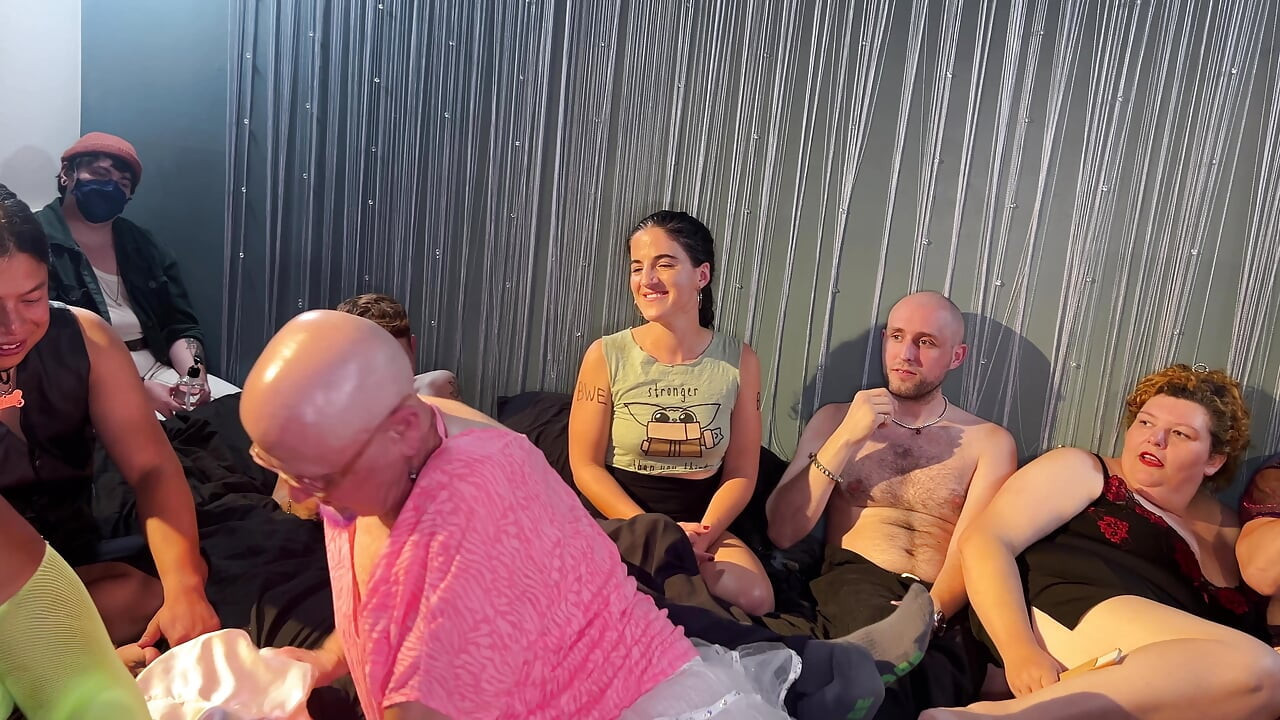 Improvisación porno en vivo: corte de divorcio sobre el cachorro - Cliff Media Productions
