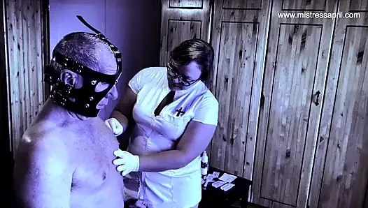 Dominatrix sahibe April insan pin yastığı