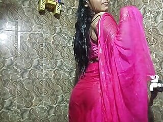 Une bhabhi indienne sexy prend une douche nue