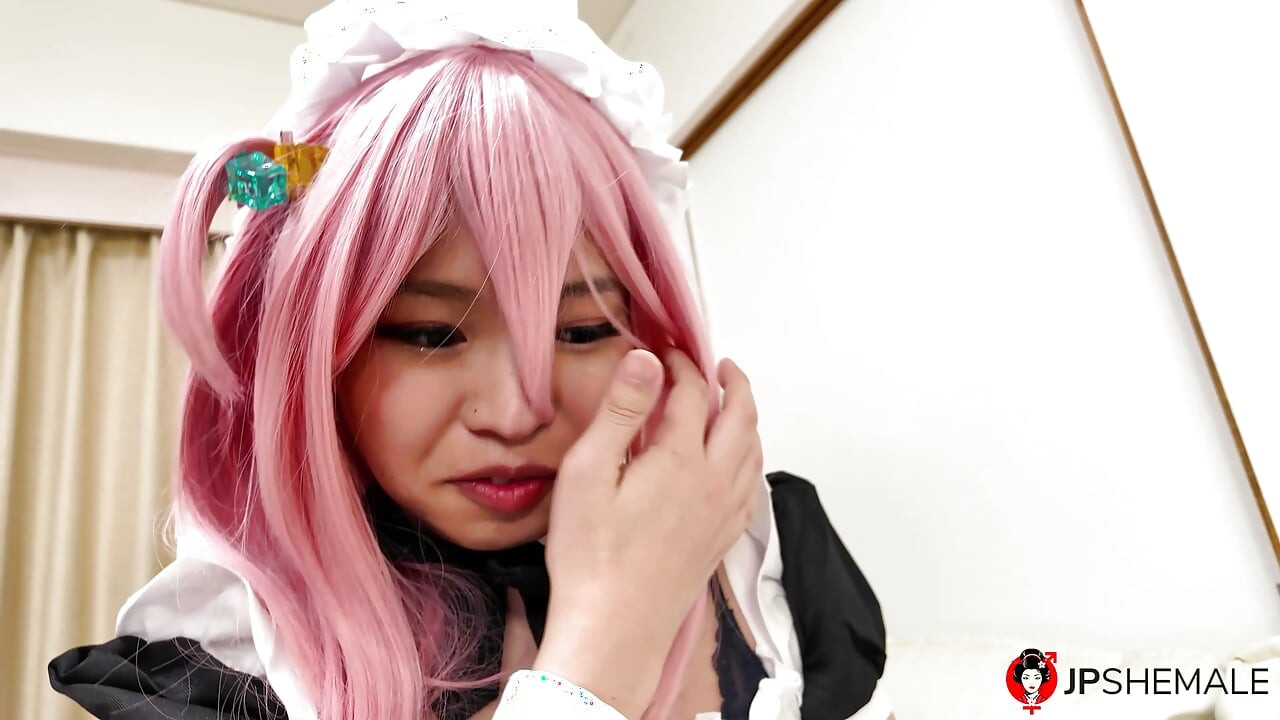 Travesti japonesa vestida de empregada, Yayoi Aozora, fodeu selvaticamente com um homem.